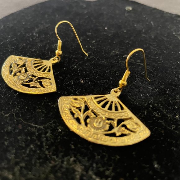 Gold tone fan earrings - Picture 3 of 4